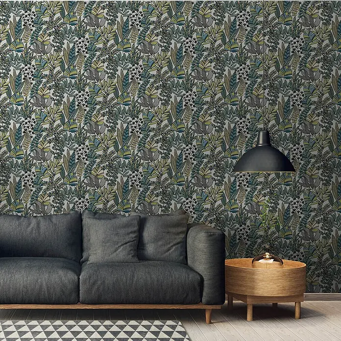 Profhome Vliestapete Heißgeprägte Vliestapete Floral, Grafisch, Retro in weiß - blauoliv-grünschwarz, 10.050 x 530 mm - Botanische Tapete mit grünen, gelben und grauen Blättern, als Wandverkleidung hinter Sofa und Beistelltisch.