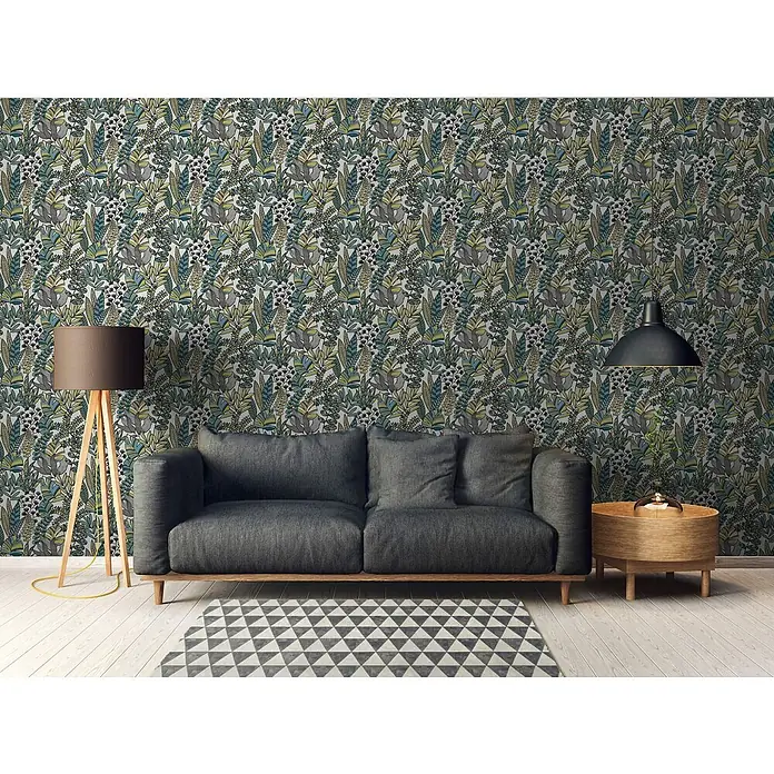 Profhome Vliestapete Heißgeprägte Vliestapete Floral, Grafisch, Retro in weiß - blauoliv-grünschwarz, 10.050 x 530 mm - Botanische Mustertapete mit grünen, blauen, grauen und gelben Blättern, an einer Wohnzimmerwand angebracht.