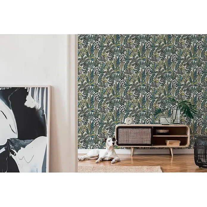 Profhome Vliestapete Heißgeprägte Vliestapete Floral, Grafisch, Retro in weiß - blauoliv-grünschwarz, 10.050 x 530 mm - Botanische Tapete mit grünen, blauen und grauen Blättern, die einen Raum über einem Holzschrank und einem Hund schmückt.