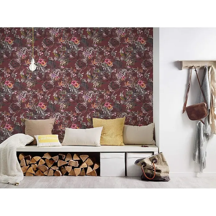Profhome Vliestapete Glatte Vliestapete ohne Struktur Blumen, Kolibri, Floral in rot - oliv-grünorange-gelbrosa, 10.050 x 530 mm - Dunkelrote Tapete mit lebhaftem Blumen-, Blatt- und Vogelmuster an einer Wohnzimmerwand.
