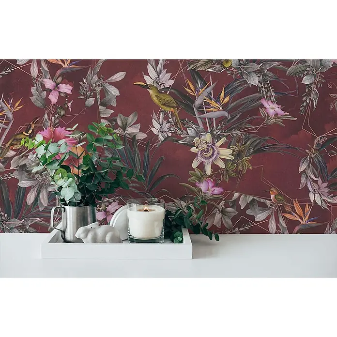 Profhome Vliestapete Glatte Vliestapete ohne Struktur Blumen, Kolibri, Floral in rot - oliv-grünorange-gelbrosa, 10.050 x 530 mm - Weißes rechteckiges Tablett mit einem Metallkrug Eukalyptus, einer brennenden weißen Kerze und einer grauen Hasenfigur.