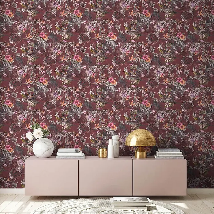 Profhome Vliestapete Glatte Vliestapete ohne Struktur Blumen, Kolibri, Floral in rot - oliv-grünorange-gelbrosa, 10.050 x 530 mm - Rote Blumentapete mit verschiedenen Blumen, Blättern und kleinen Vögeln, die ein lebendiges Muster an einer Wohnzimmerwand bilden.