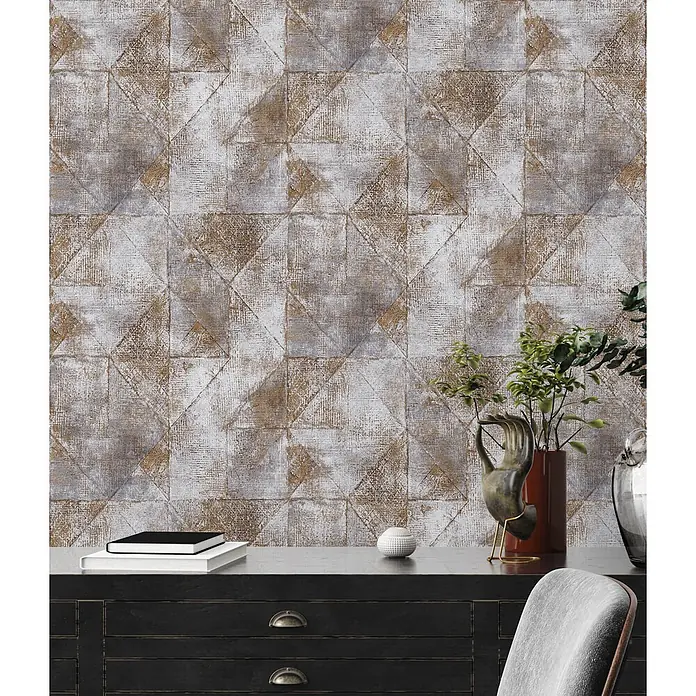 Profhome Vliestapete Vliestapete Geometrisch, Used Look, Spachteloptik, Rauten Muster in gold - grau, 10.050 x 530 mm - Geometrisch gemusterte Tapete in Weiß-, Grau- und Goldtönen mit strukturiertem Rauten- und Dreieckdesign an einer Wand.