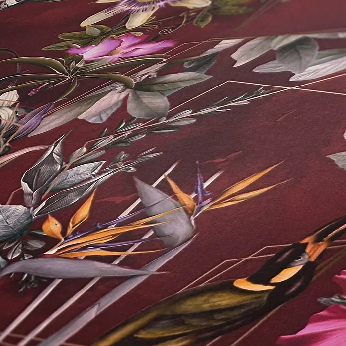 Profhome Vliestapete Glatte Vliestapete ohne Struktur Blumen, Kolibri, Floral in rot - oliv-grünorange-gelbrosa, 10.050 x 530 mm - Lebhaftes tropisches Muster: pinke, lila, gelbe Blüten, grüne Blätter und ein schwarzer Vogel auf dunkelrotem Grund mit geometrischen Linien.