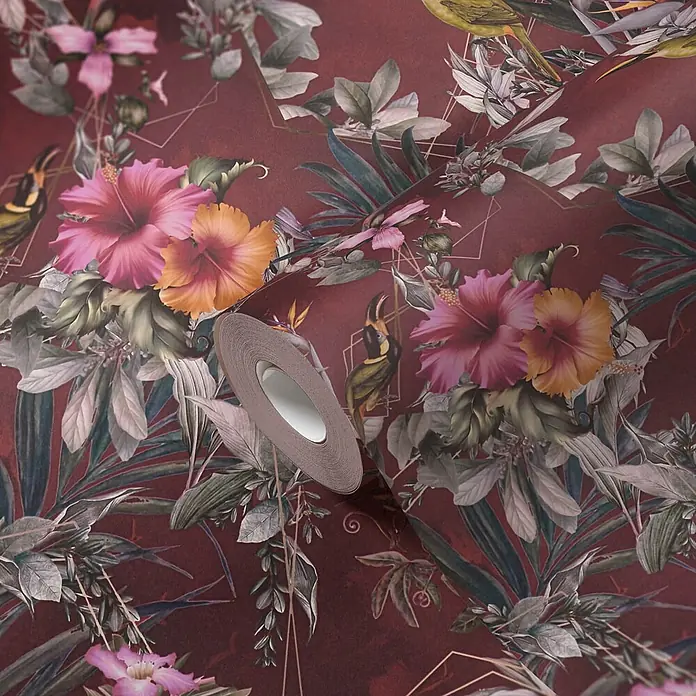 Profhome Vliestapete Glatte Vliestapete ohne Struktur Blumen, Kolibri, Floral in rot - oliv-grünorange-gelbrosa, 10.050 x 530 mm - Rolle hellbraunes Klebeband auf dunkelroter tropischer Tapete.