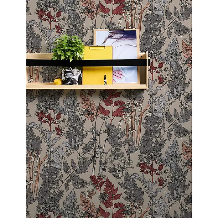 Profhome Vliestapete Vliestapete Floral beige - grauorangerot, Floral, 10.050 x 530 mm - Ein helles Holzregal mit schwarzen Akzenten trägt eine Topfpflanze und gerahmte Bilder vor einer dekorativen botanischen Tapete.