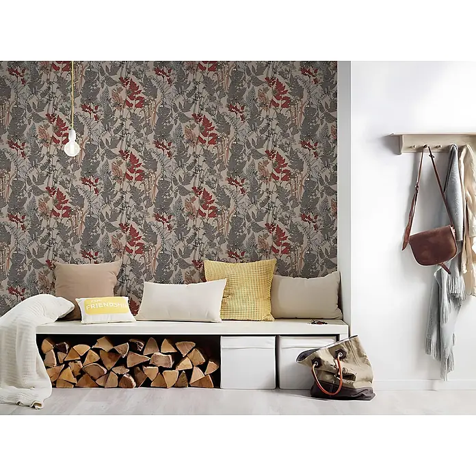 Profhome Vliestapete Vliestapete Floral beige - grauorangerot, Floral, 10.050 x 530 mm - Tapete mit botanischem Muster aus roten und grauen Blättern auf hellem Beigegrund, an einer Wand in einem gemütlichen Raum.