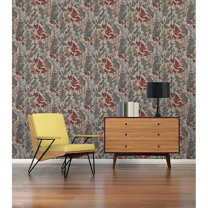 Profhome Vliestapete Vliestapete Floral beige - grauorangerot, Floral, 10.050 x 530 mm - Botanische Tapete mit roten und grauen Farnmustern auf beigem Hintergrund, die eine Wand in einem Wohnraum bedeckt.