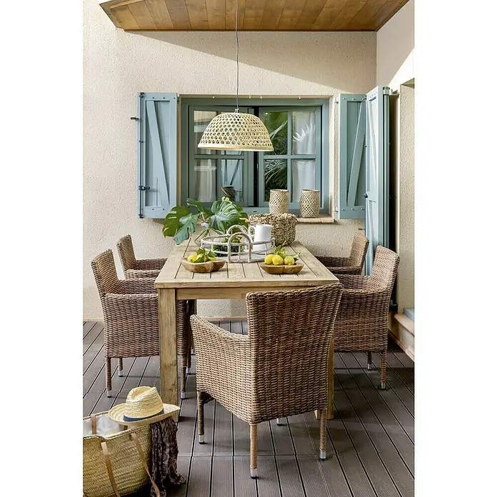 Sillón de jardín Rouen - An x Pr x Al: 59 x 61,5 x 87 cm, Marrón, Ratán sintético, Apilable - Acogedora configuración de patio con mesa de madera, sillas de mimbre y una lámpara colgante de ratán decorativa para reuniones al aire libre.