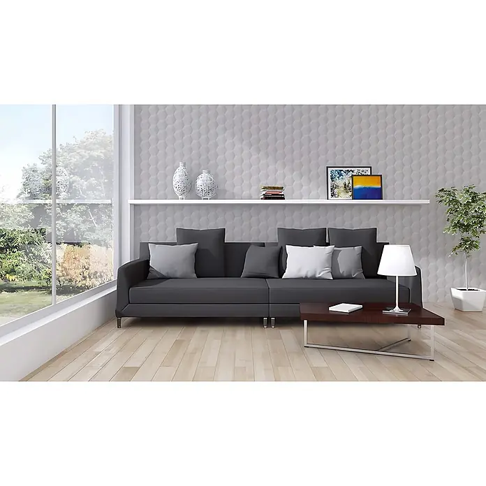 Profhome Vliestapete Vliestapete Geometrisch beige - 10.050 x 530 mm - Modernes graues Modulsofa in einem zeitgenössischen Wohnzimmer mit einer hellgrauen 3D-Geometriewand.