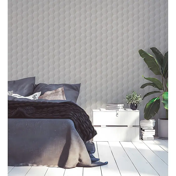 Profhome Vliestapete Vliestapete Geometrisch beige - 10.050 x 530 mm - Hellegraue 3D-geometrisch gemusterte Wandverkleidung in einem modernen Schlafzimmer.
