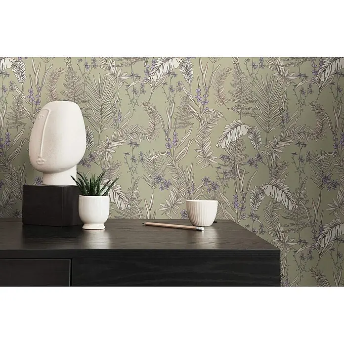 Profhome Vliestapete Vliestapete Blumen, Landhaus, Floral, Romantisch, Palmen, Natur grau - creme-weißlila, 10.050 x 530 mm - Salbeigrüntapete mit rosa Blättern und lila Beeren, hinter einem dunklen Schreibtisch mit Deko.