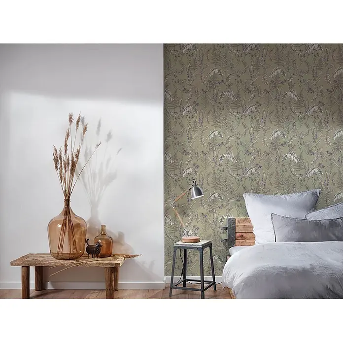 Profhome Vliestapete Vliestapete Blumen, Landhaus, Floral, Romantisch, Palmen, Natur grau - creme-weißlila, 10.050 x 530 mm - Botanische Tapete mit grünem Hintergrund und zarten lila-weißen Blattmustern an einer Schlafzimmerwand.