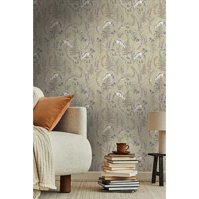 Profhome Vliestapete Vliestapete Blumen, Landhaus, Floral, Romantisch, Palmen, Natur grau - creme-weißlila, 10.050 x 530 mm - Botanische Tapete mit lila Beeren und hellen Blättern/Farnen in einer gemütlichen Raumkulisse.
