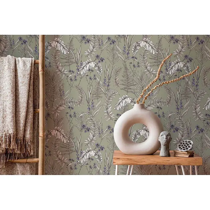 Profhome Vliestapete Vliestapete Blumen, Landhaus, Floral, Romantisch, Palmen, Natur grau - creme-weißlila, 10.050 x 530 mm - Grüne botanische Tapete mit detaillierten Mustern von Farnen, Blättern und Beeren in Weiß, Grau und Lila.