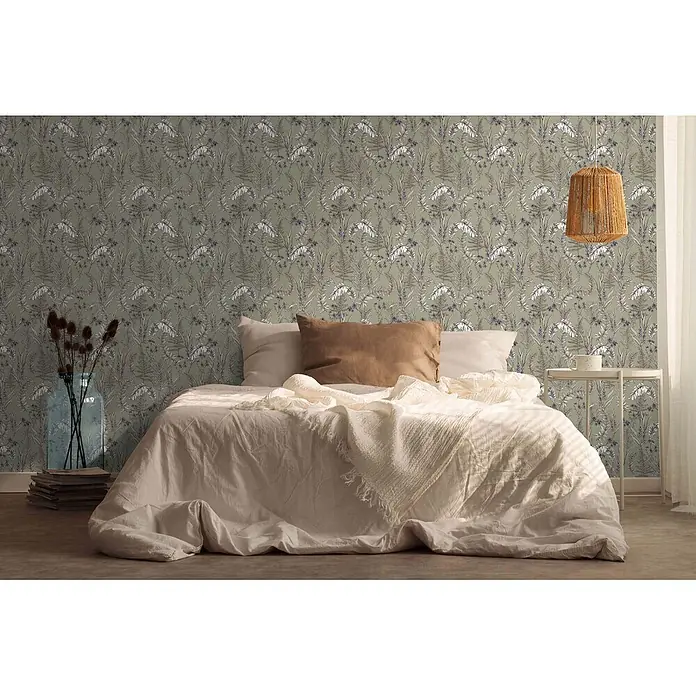 Profhome Vliestapete Vliestapete Blumen, Landhaus, Floral, Romantisch, Palmen, Natur grau - creme-weißlila, 10.050 x 530 mm - Grüne botanische Tapete mit weißen, braunen und violetten Akzenten an einer Schlafzimmerwand über einem Bett.
