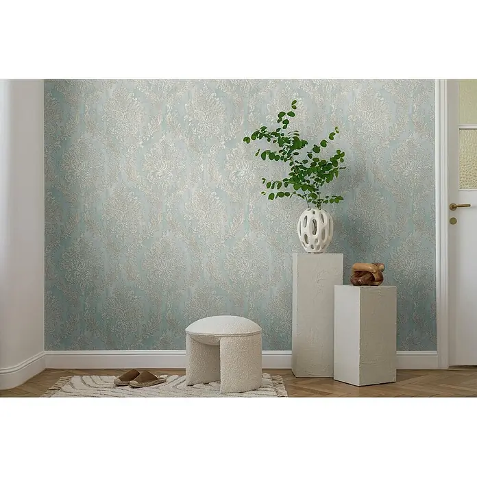 Profhome Vliestapete Heißgeprägte Vliestapete Textiloptik, Ornament, Barock in blau - pastell-türkis, 10.050 x 530 mm - Hellblaue Tapete mit elegantem beigem Damastmuster an der Wand eines Zimmers.