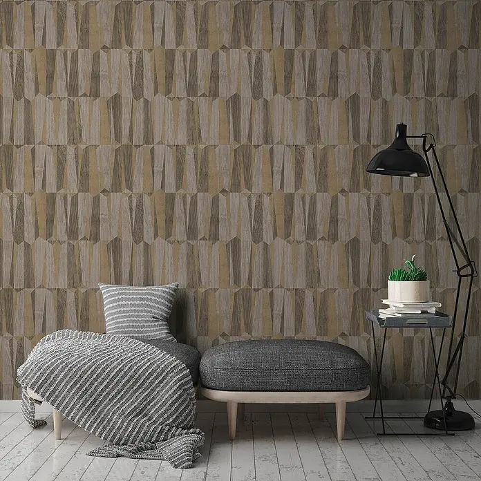 Profhome Vliestapete Heißgeprägte Vliestapete Geometrisch in braun - goldgrau, 10.050 x 530 mm - Geometrische Tapete mit holzähnlichen Dreiecksmustern in Braun- und Goldtönen, die eine Wand in einem Wohnraum bedeckt.