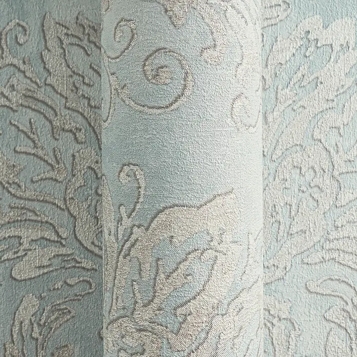 Profhome Vliestapete Heißgeprägte Vliestapete Textiloptik, Ornament, Barock in blau - pastell-türkis, 10.050 x 530 mm - Rolle hellblauer Tapete mit erhabenem silbernem Damastmuster, strukturierte Oberfläche.