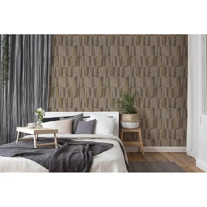 Profhome Vliestapete Heißgeprägte Vliestapete Geometrisch in braun - goldgrau, 10.050 x 530 mm - Gemusterte Tapete mit geometrischen, holzstrukturierten Formen in Braun- und Beigetönen an einer Schlafzimmerwand.