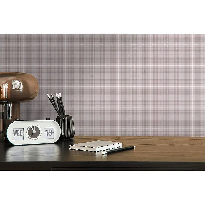 Profhome Vliestapete Vliestapete Grafisch, Geometrisch, Textiloptik, Kariert grau - stein-grau, 10.050 x 530 mm - Graue Karotapete in einem Büroumfeld mit Schreibtisch und Accessoires.