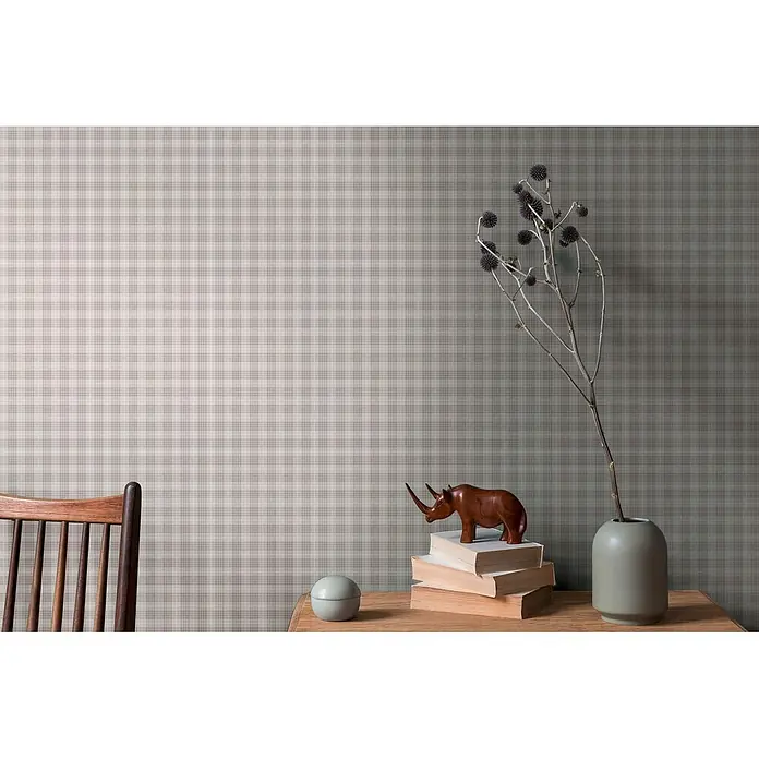 Profhome Vliestapete Vliestapete Grafisch, Geometrisch, Textiloptik, Kariert grau - stein-grau, 10.050 x 530 mm - Gedämpfte beige und cremefarbene Karo-Tapete schmückt eine Wand in einem Raum mit minimalistischem Dekor.