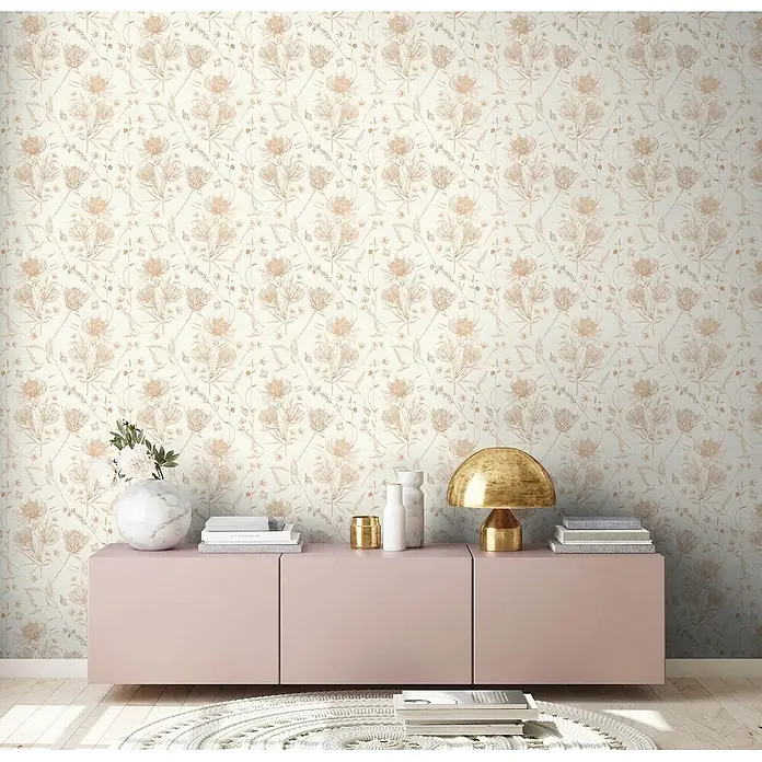 Profhome Vliestapete Vliestapete Blumen, Landhaus, Floral, Toile De Jouy, Romantisch, weiß - beigebraunorange, 10.050 x 530 mm - Beige Blumentapete mit zarter botanischer Linienkunst auf hellem Hintergrund, an einer Wand über einem rosa Schrank angebracht.