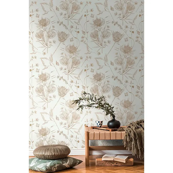 Profhome Vliestapete Vliestapete Blumen, Landhaus, Floral, Toile De Jouy, Romantisch, weiß - beigebraunorange, 10.050 x 530 mm - Helle Tapete mit detailreicher beiger Blumen- und Schmetterlings-Linienkunst an einer Zimmerwand.