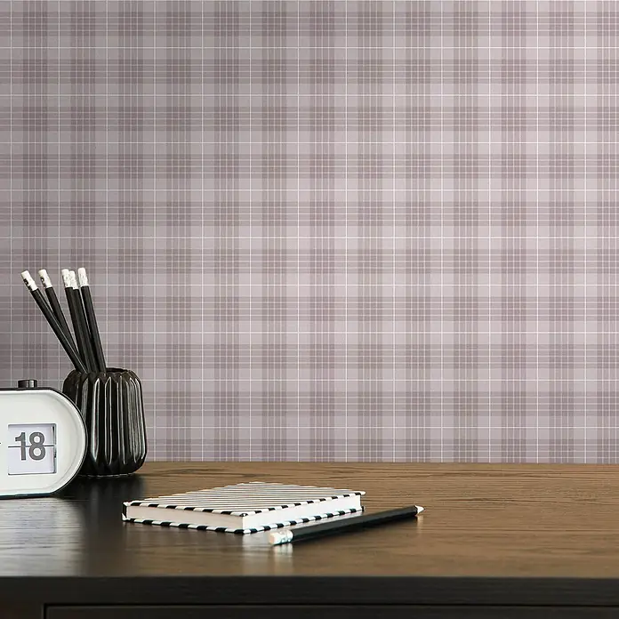 Profhome Vliestapete Vliestapete Grafisch, Geometrisch, Textiloptik, Kariert grau - stein-grau, 10.050 x 530 mm - Ein dunkler Holzschreibtisch mit Büroutensilien.