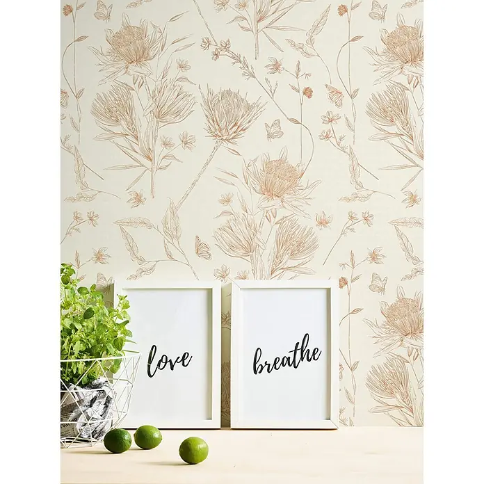 Profhome Vliestapete Vliestapete Blumen, Landhaus, Floral, Toile De Jouy, Romantisch, weiß - beigebraunorange, 10.050 x 530 mm - Botanische Linienkunst-Tapete mit hellbraunen Blumen und Schmetterlingen auf cremefarbenem Hintergrund, schmückt eine Wand.