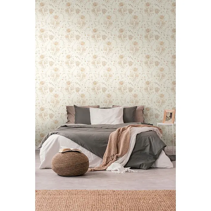 Profhome Vliestapete Vliestapete Blumen, Landhaus, Floral, Toile De Jouy, Romantisch, weiß - beigebraunorange, 10.050 x 530 mm - Helle, floral gemusterte Tapete in einem Schlafzimmer, die die Wand hinter einem Bett schmückt.