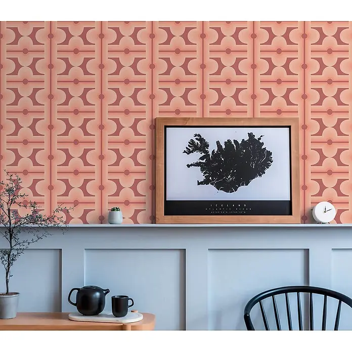 Profhome Vliestapete Heißgeprägte Vliestapete Grafisch, Retro, Geometrisch, Ornament in rot - braunlachs-rotpastell-orange, 8.500 x 530 mm - Rosa-pfirsichfarbene geometrische Retro-Tapete an einer Wand über hellblauer Wandverkleidung.