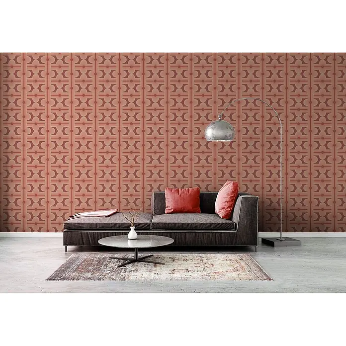 Profhome Vliestapete Heißgeprägte Vliestapete Grafisch, Retro, Geometrisch, Ornament in rot - braunlachs-rotpastell-orange, 8.500 x 530 mm - Terrakotta-Geometrie-Tapete mit wiederkehrenden H-Formen und vertikalen Linien, die eine Wohnzimmerwand schmückt.