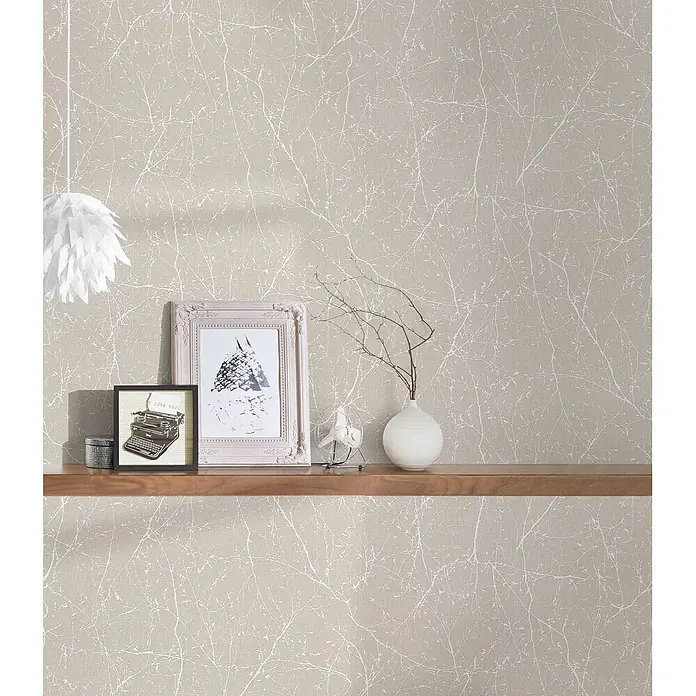 Profhome Vliestapete Vliestapete Floral in creme - perl-weiß, Floral, 10.050 x 530 mm - Beigefarbene Tapete mit zartem weißem Astmuster, schmückt eine Wand über einem dekorativen Holzregal.