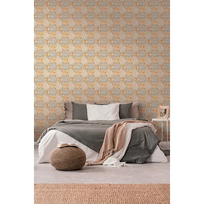 Profhome Vliestapete Vliestapete Blumen, Landhaus, Floral, Retro in orange - beige-braunschwarz, 10.050 x 530 mm - Beige, orange und schwarz geblümtes Tapetenmuster an einer Schlafzimmerwand hinter einem Bett.
