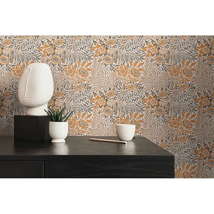 Profhome Vliestapete Vliestapete Blumen, Landhaus, Floral, Retro in orange - beige-braunschwarz, 10.050 x 530 mm - Florale Tapete in Orange, Braun und Grau, schmückt eine Wand hinter einem dunklen Schreibtisch.