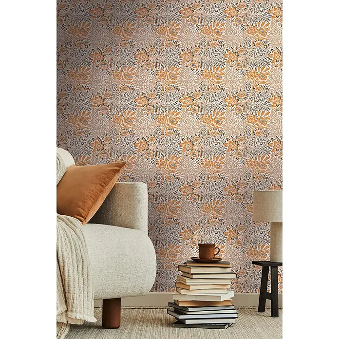 Profhome Vliestapete Vliestapete Blumen, Landhaus, Floral, Retro in orange - beige-braunschwarz, 10.050 x 530 mm - Florale Tapete in Orange, Beige und Dunkelgrau, bedeckt eine Wohnzimmerwand.