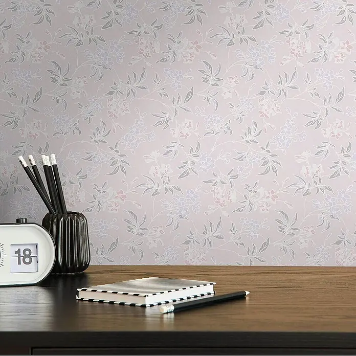 Profhome Vliestapete Vliestapete Blumen, Traditionell, Landhaus, Floral, Retro grau - alt-rosapastell-violett, 10.050 x 530 mm - Hellrosa Tapete mit zartem Blumenmuster in Lila, Rosa und Grau, dekoriert eine Wand über einem Schreibtisch.