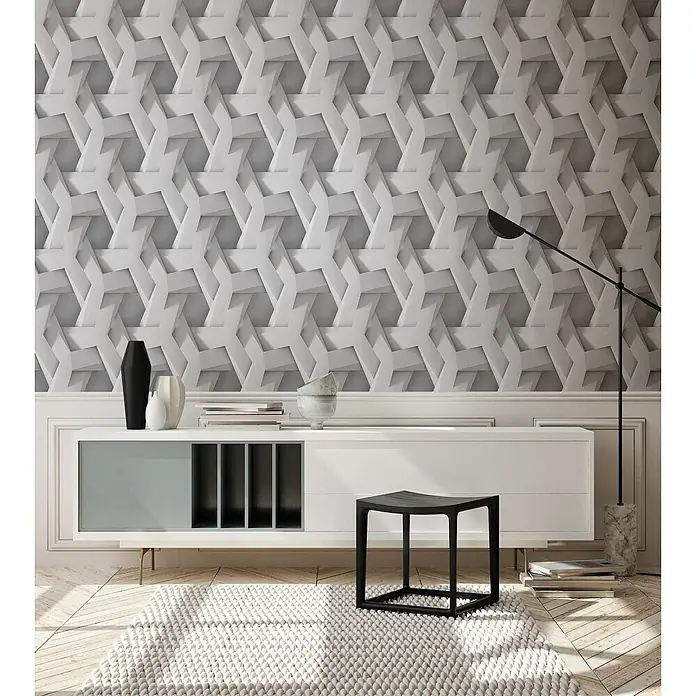 Profhome Vliestapete Heißgeprägte Vliestapete Grafisch grau - Grafisch, 10.050 x 530 mm - Weiße Konsole mit grauen Akzenten, Vasen und Büchern, vor einer geometrischen Wand.