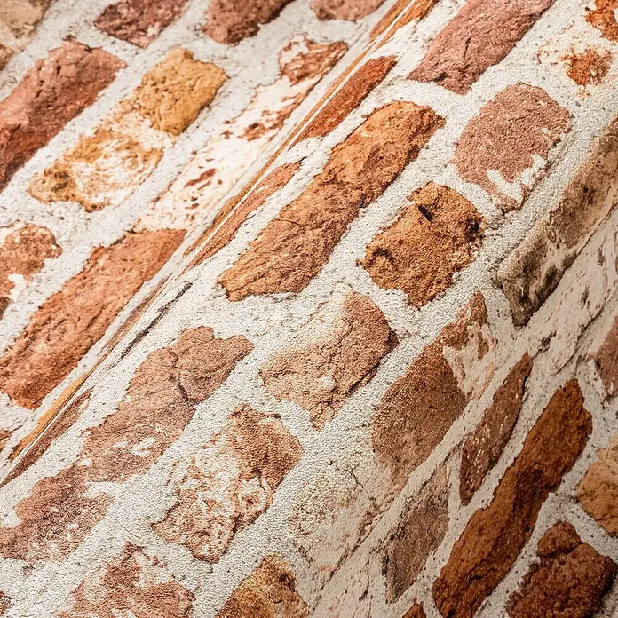 Profhome Vliestapete Heißgeprägte Vliestapete Steinoptik, Ziegelstein, Natur in rot - beigeorange, 10.050 x 530 mm - Gerollte Tapete mit rustikalem Ziegelsteinmuster in Braun-, Orange- und Rottönen.