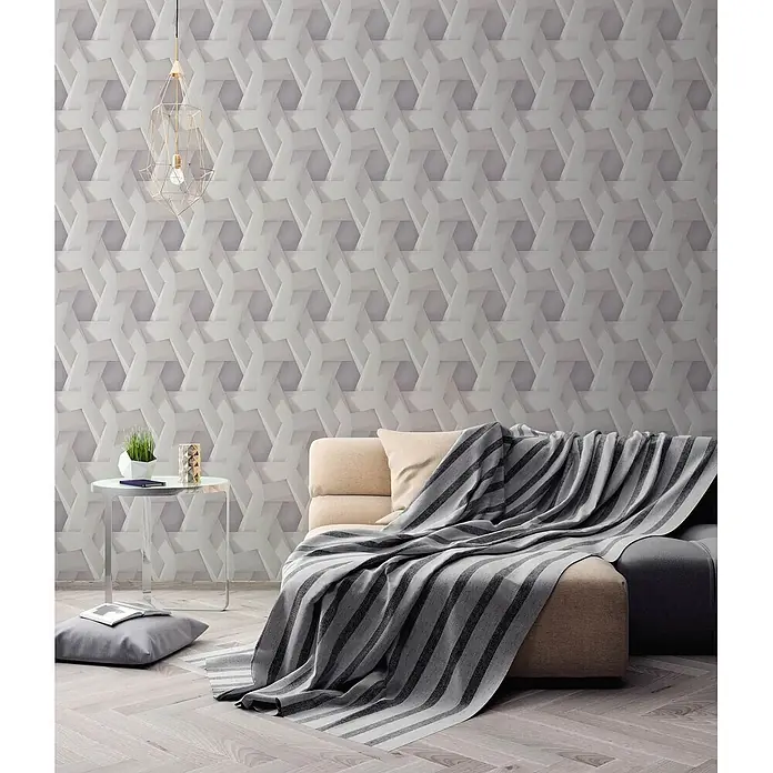 Profhome Vliestapete Heißgeprägte Vliestapete Grafisch grau - Grafisch, 10.050 x 530 mm - Hellgraue Tapete mit wiederholtem 3D-Geometrie-Hexagon-Muster in einem modernen Wohnzimmer.