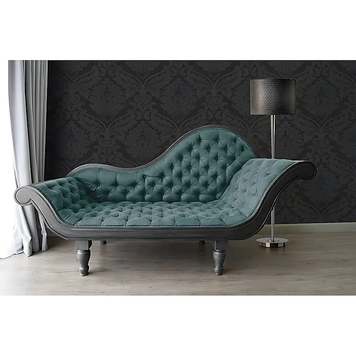 Profhome Vinyltapete Strukturtapete Ornament in schwarz - Ornament, L x B: 10.050 x 530 mm - Dunkeltürkisfarbene getuftete Samt-Chaiselongue mit dunklem Holzrahmen, in einem stilvollen Raumarrangement.