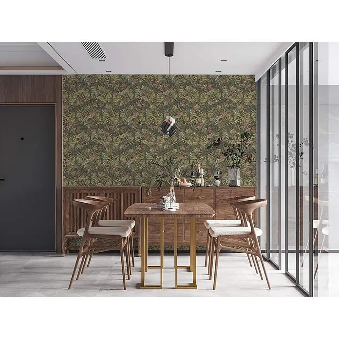 Profhome Vliestapete Heißgeprägte Vliestapete Blumen, Floral, Dschungel, Natur, Exotisch in grün - dunkel-grüngelbrot, 10.050 x 530 mm - Dunkelgrüne botanische Tapete mit Blättern und dezenten rot/blauen Akzenten an einer Esszimmerwand.