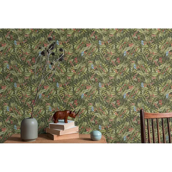 Profhome Vliestapete Heißgeprägte Vliestapete Blumen, Floral, Dschungel, Natur, Exotisch in grün - dunkel-grüngelbrot, 10.050 x 530 mm - Dunkelgrüne tropische Blatt-Tapete mit roten, gelben und blauen Blumen- und Schmetterlingsdetails an einer Wand.
