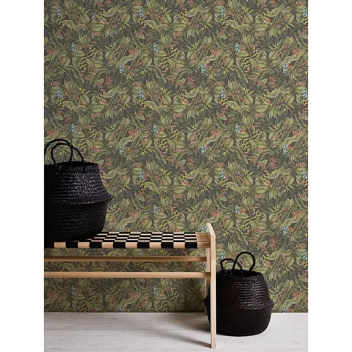 Profhome Vliestapete Heißgeprägte Vliestapete Blumen, Floral, Dschungel, Natur, Exotisch in grün - dunkel-grüngelbrot, 10.050 x 530 mm - Tropische Tapete mit grünen Blättern, roten und blauen Blumen, ergänzt durch eine Holzbank und Körbe.