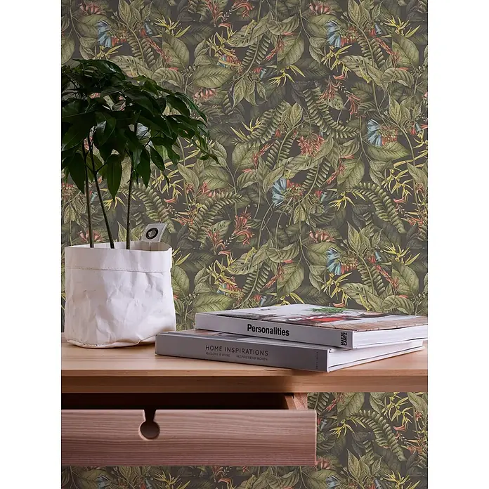 Profhome Vliestapete Heißgeprägte Vliestapete Blumen, Floral, Dschungel, Natur, Exotisch in grün - dunkel-grüngelbrot, 10.050 x 530 mm - Dunkle tropische Tapete an einer Wand, mit grünen Blättern, roten und blauen Blüten.