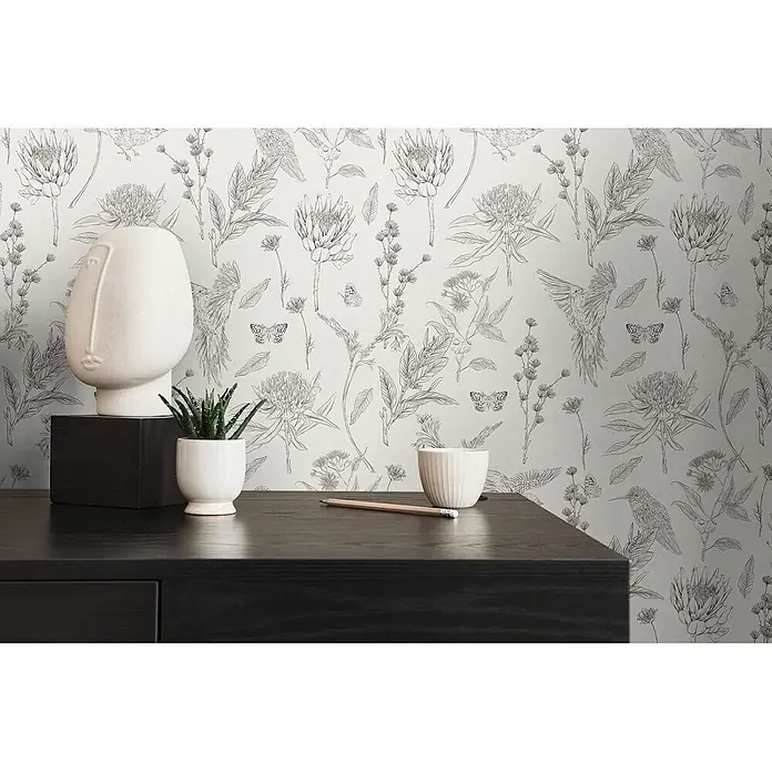 Profhome Vliestapete Vliestapete Blumen, Landhaus, Floral, Toile De Jouy, Vogelmuster, weiß - schwarz, 10.050 x 530 mm - Weiße Dekovase, Sukkulente und Schale auf dunklem Tisch, passend zu einer botanischen Tapete.