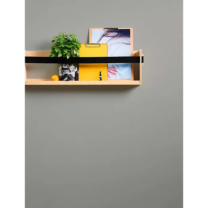 Profhome Vliestapete Vliestapete Uni grau - Uni, 10.050 x 530 mm - Ein helles Wandregal aus Holz mit schwarzem Stoffband, das eine grüne Pflanze, gelbe Akten, eine Zitrone und Fotos hält.