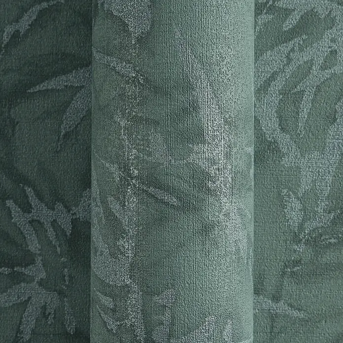 Profhome Vliestapete Heißgeprägte Vliestapete Ton-In-Ton, Floral, Textiloptik in grün - patina-grünplatin, 10.050 x 530 mm - Gerollter tealgrüner Vorhang mit dezentem, strukturiertem Blattmuster.