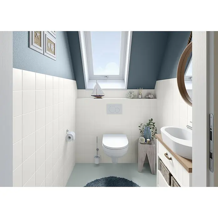 Alpina Wandfarbe Bad & Küche Tiefsee - Blau, Matt, 2,5 l - Weiße quadratische Wandfliesen verkleiden die untere Hälfte eines hellen Badezimmers, um WC und Waschbecken.